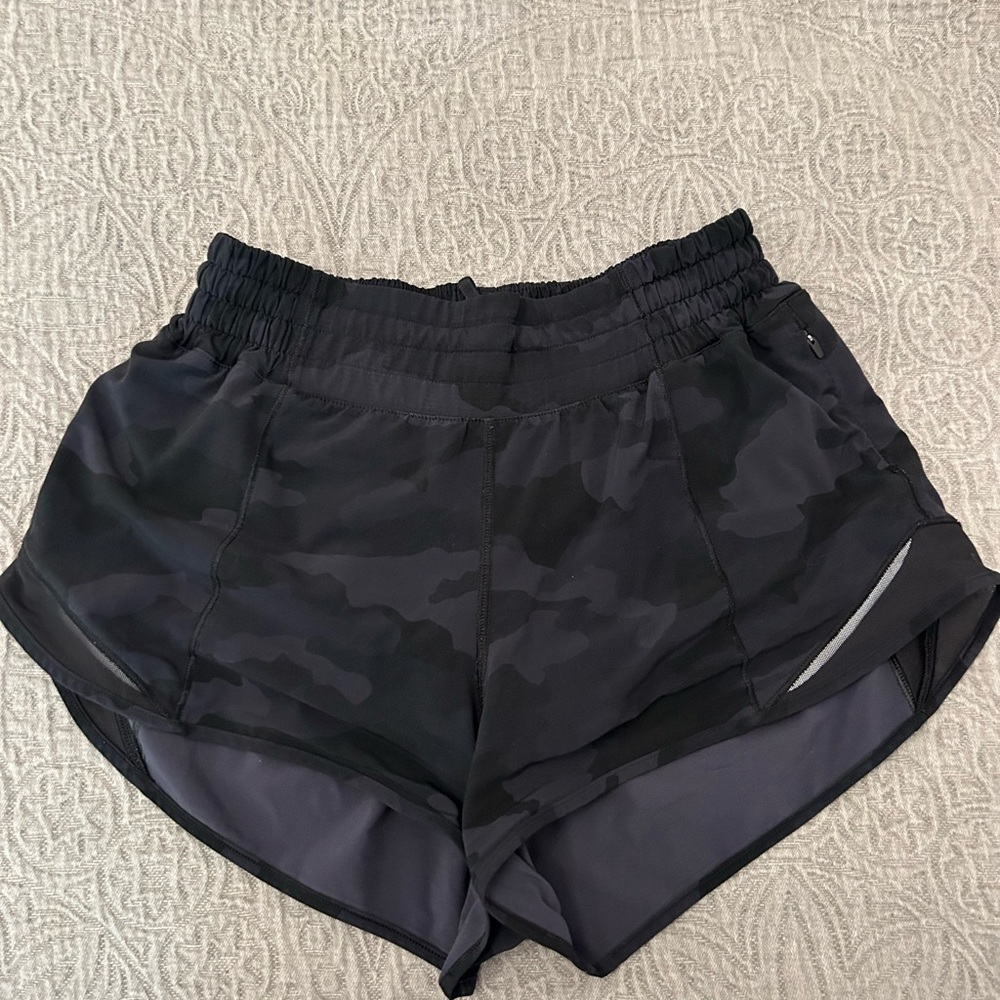 Lululemon Hotty Hot High Rise 2.5” Short Size 4 Black Camo